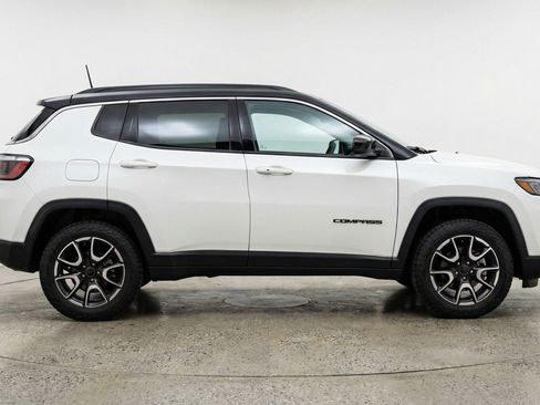 Used 2025 Jeep Compass Trailhawk image 11
