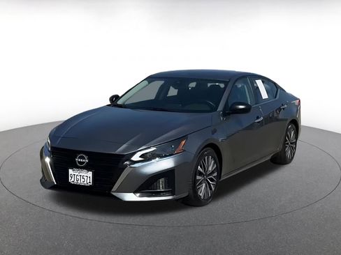 Used 2024 Nissan Altima 2.5 SV image 7