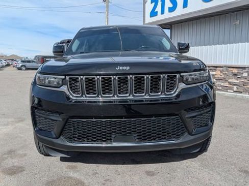 Used 2023 Jeep Grand Cherokee Laredo image 3