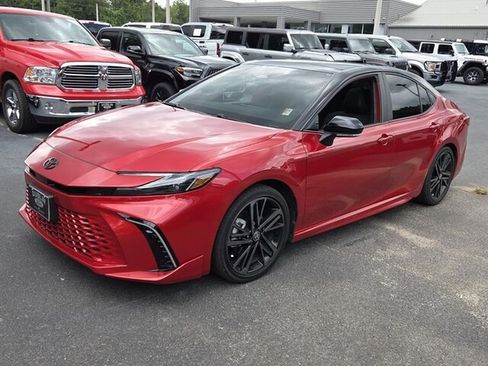 Used 2025 Toyota Camry XSE FWD image 3