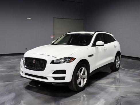 Used 2017 Jaguar F-PACE Premium image 3