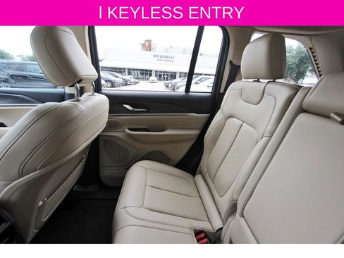 Used 2022 Jeep Grand Cherokee Limited image 12