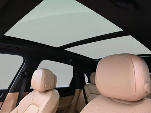 Used 2022 Porsche Cayenne image 43