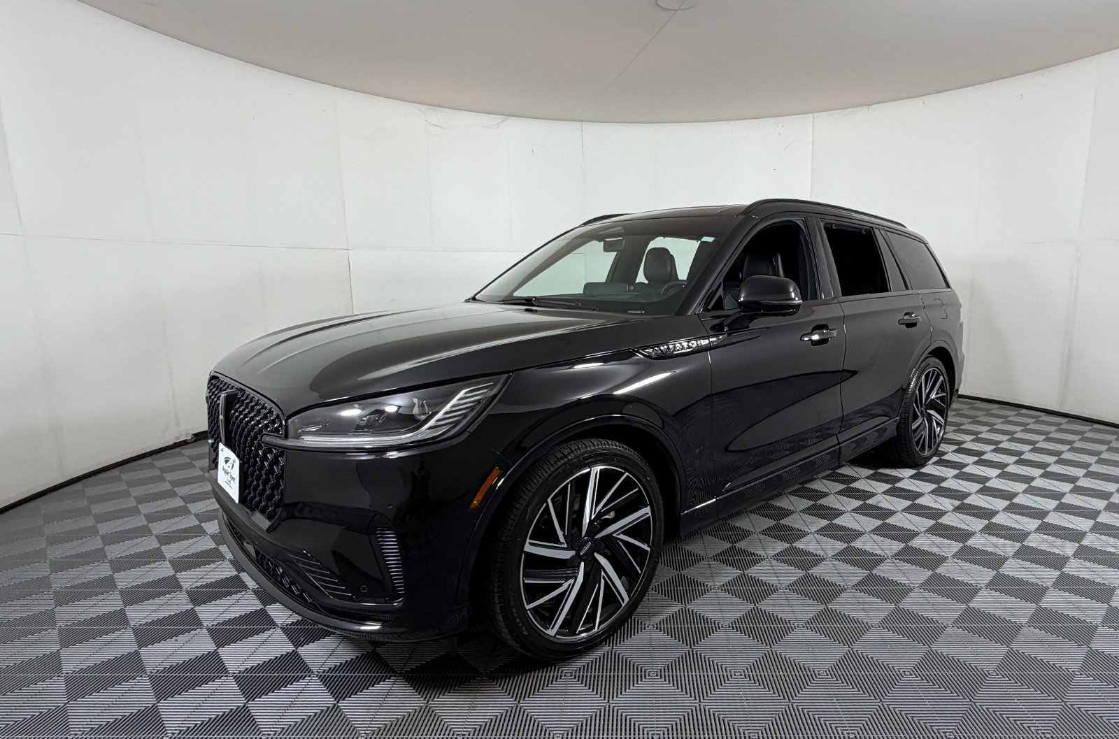 Used 2025 Lincoln Aviator Black Label w/ Jet Appearance Package AWD/4WD image 2