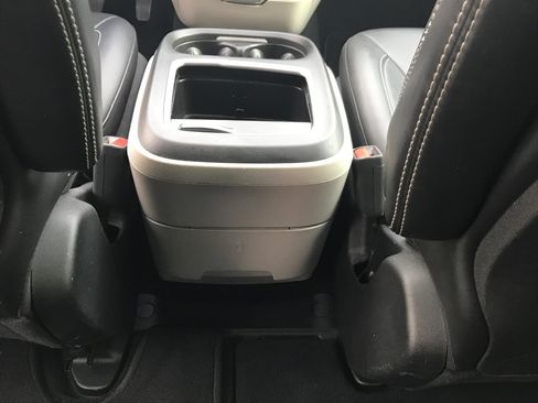 Used 2024 Chrysler Pacifica Touring-L image 13