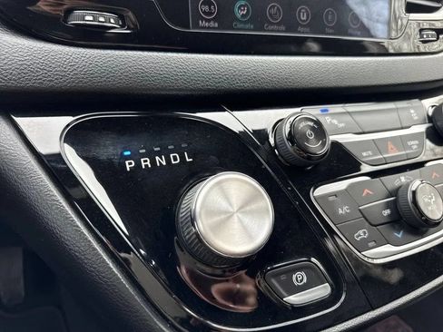 Used 2020 Chrysler Pacifica Touring-L FWD image 20