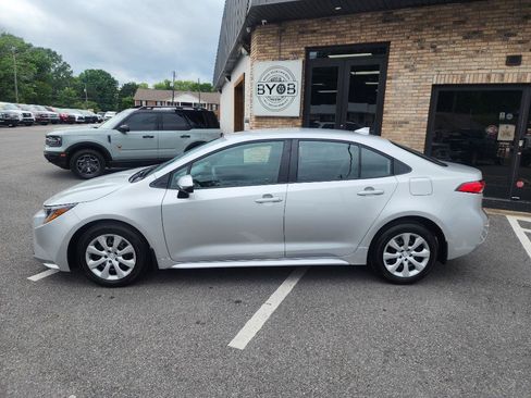Used 2025 Toyota Corolla LE FWD image 2