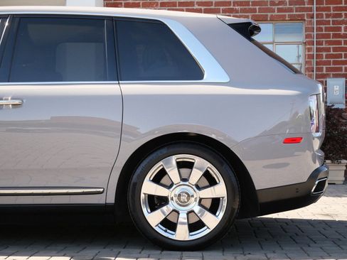 Used 2022 Rolls-Royce Cullinan w/ Cullinan Package image 21