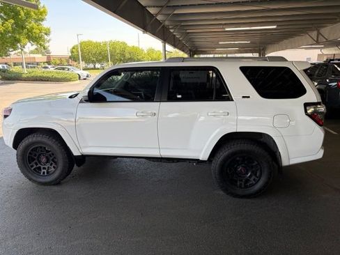 Used 2018 Toyota 4Runner SR5 AWD/4WD image 15