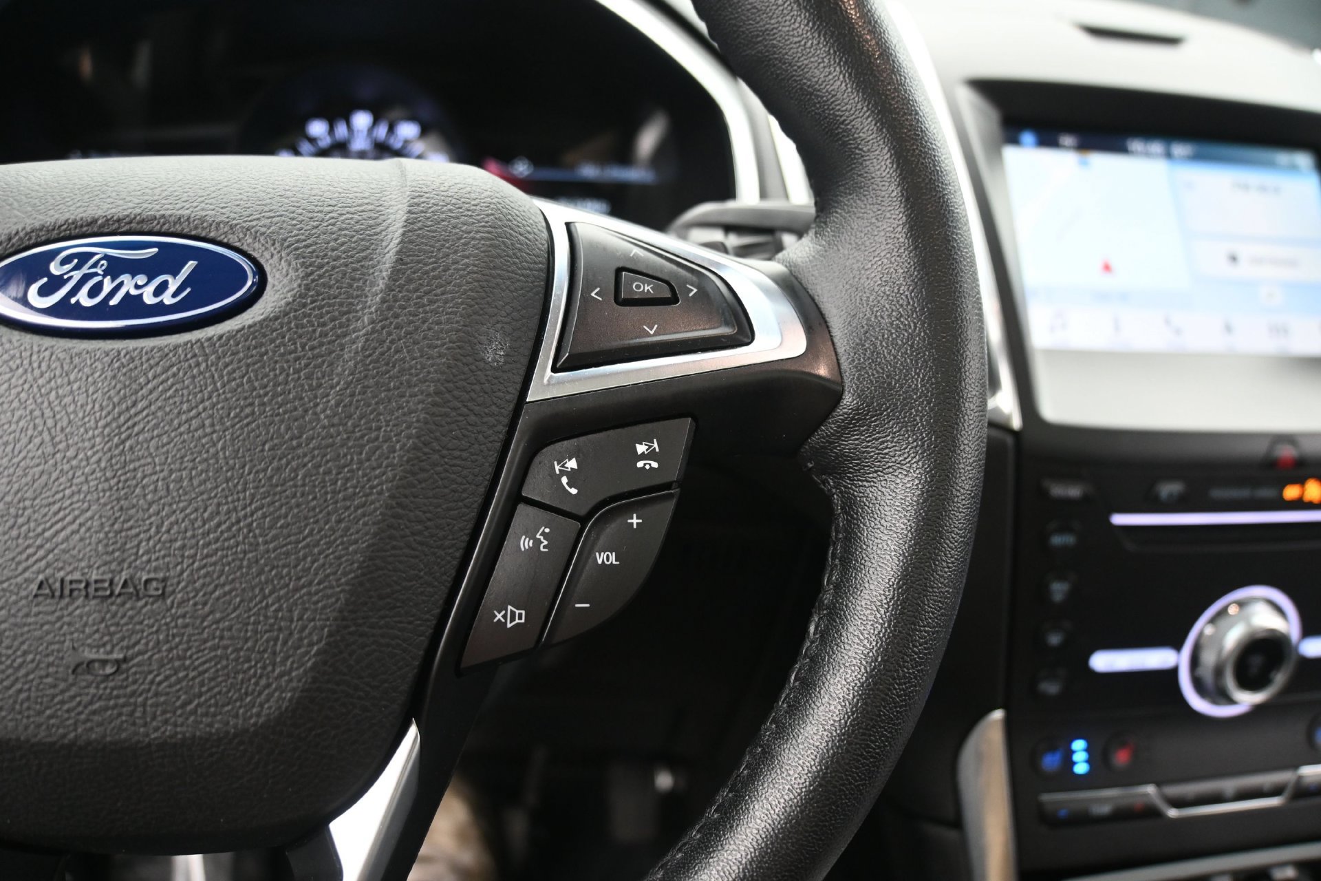 Used 2019 Ford Edge Titanium w/ Equipment Group 301A AWD/4WD image 24