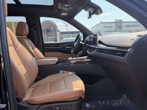 Used 2022 Cadillac Escalade Premium Luxury AWD/4WD image 12