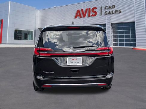 Used 2024 Chrysler Pacifica Touring-L FWD image 7