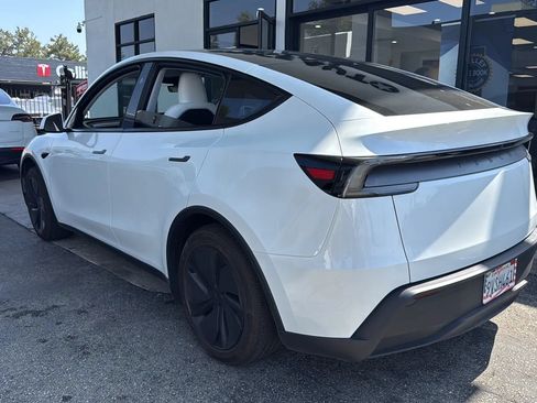 Used 2026 Tesla Model Y Long Range RWD image 4