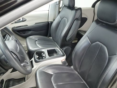 Used 2023 Chrysler Pacifica Touring-L FWD image 24