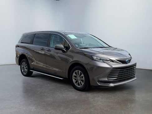 Used 2024 Toyota Sienna LE image 4