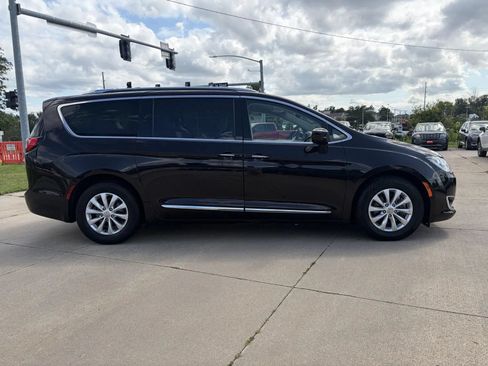 Used 2018 Chrysler Pacifica Touring-L FWD image 4