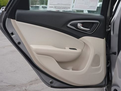 Used 2015 Chrysler 200 Limited FWD image 19