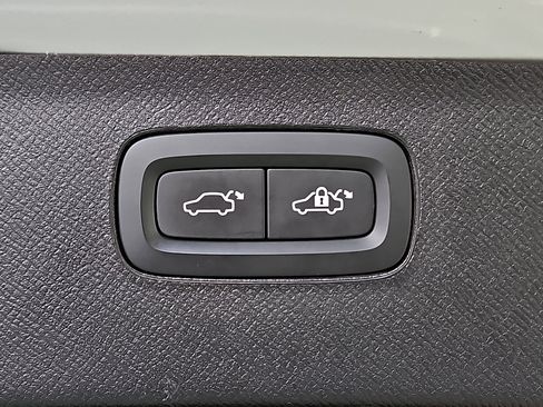 Used 2022 Volvo XC90 T6 Momentum image 9