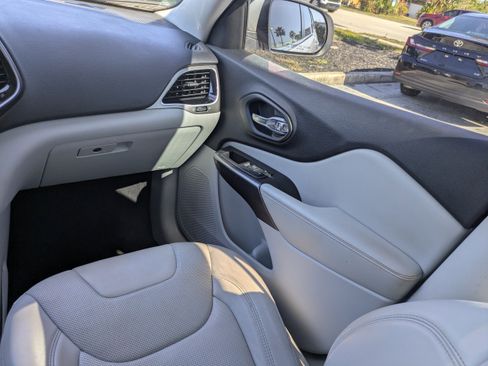 Used 2019 Jeep Cherokee Limited w/ Luxury Group image 19