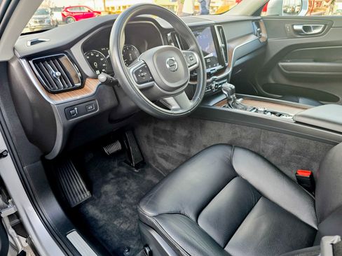 Used 2021 Volvo XC60 T5 Momentum w/ Premium Package image 5