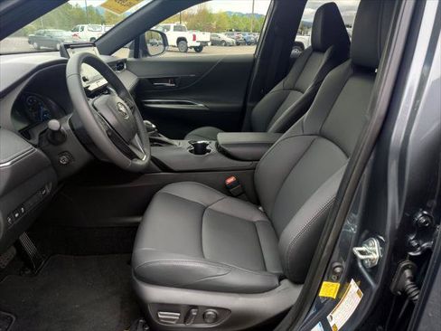 Certified 2022 Toyota Venza XLE AWD/4WD image 17