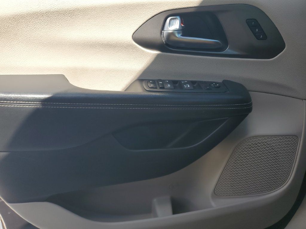 Used 2022 Chrysler Pacifica Touring-L FWD image 18