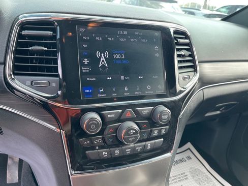 Used 2022 Jeep Grand Cherokee Limited image 23