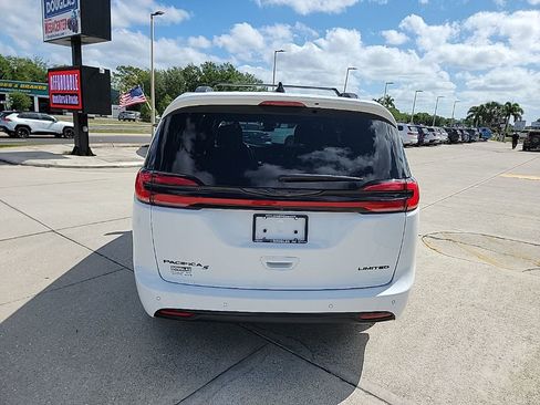 Used 2025 Chrysler Pacifica Limited image 4
