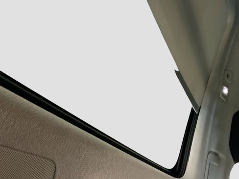 Used 2025 Volvo XC40 B5 Plus image 27