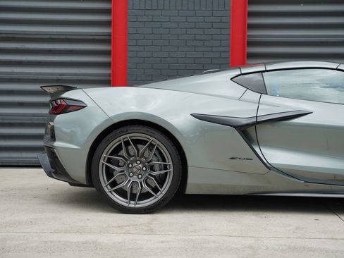 Used 2023 Chevrolet Corvette Z06 RWD image 9