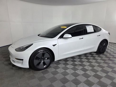 Used 2023 Tesla Model 3 Standard Range image 9