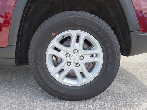 Used 2024 Jeep Grand Cherokee Laredo RWD image 16