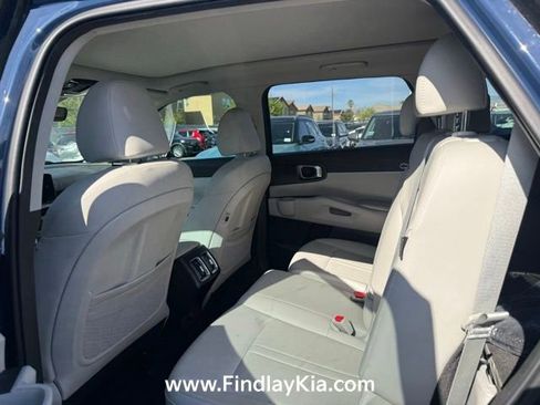 Certified 2025 Kia Sorento S w/ Panoramic Sunroof Package FWD image 4