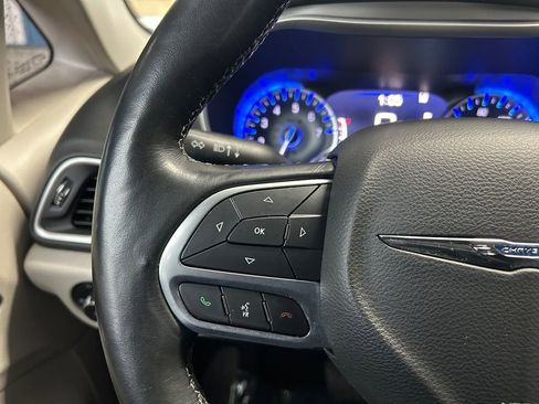 Used 2021 Chrysler Pacifica Touring-L image 17