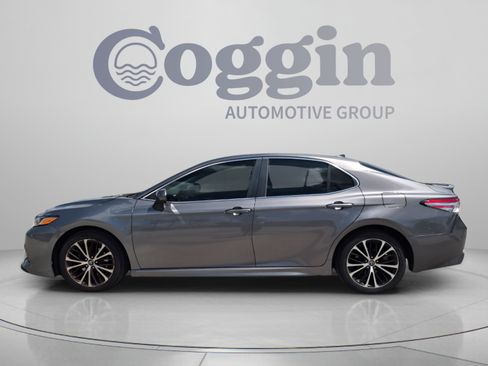 Used 2019 Toyota Camry SE FWD image 2