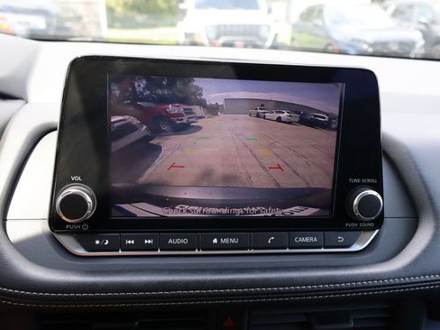 Used 2024 Nissan Rogue S FWD image 23