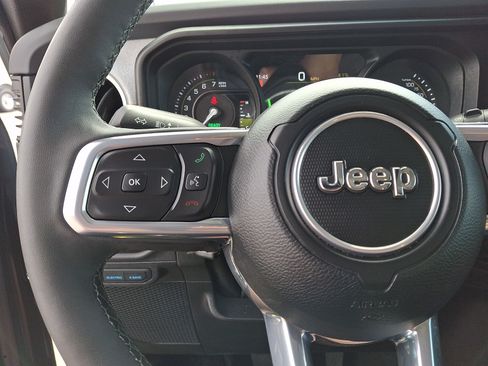 Used 2025 Jeep Wrangler Unlimited Sahara AWD/4WD image 21