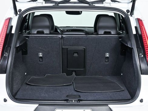 Certified 2025 Volvo XC40 B5 Core image 31