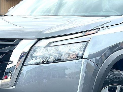 Used 2025 Nissan Pathfinder SV FWD image 4