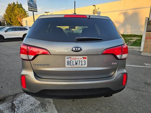 Used 2015 Kia Sorento LX image 4