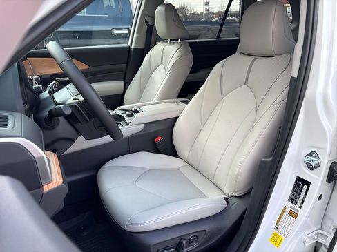 Used 2026 Toyota Grand Highlander Platinum image 16