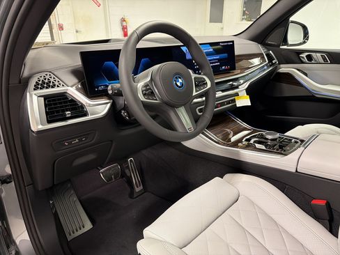 New 2026 BMW X5 xDrive50e w/ M Sport Package AWD/4WD image 4
