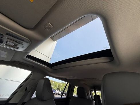 Used 2020 Toyota Highlander XLE FWD image 34