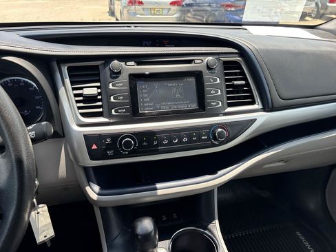 Used 2018 Toyota Highlander LE AWD/4WD image 15