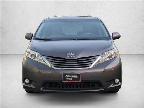 Used 2014 Toyota Sienna XLE image 2