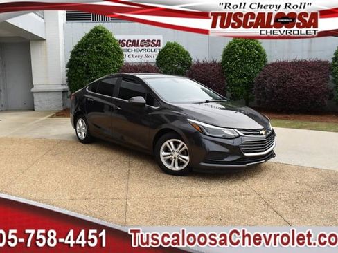 Used 2017 Chevrolet Cruze LT FWD image 1