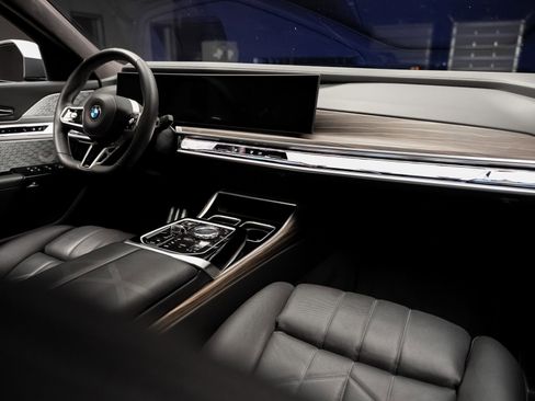 Used 2023 BMW 760i xDrive w/ Executive Package image 60