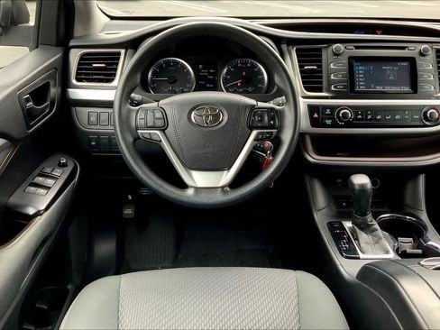 Used 2018 Toyota Highlander LE image 5