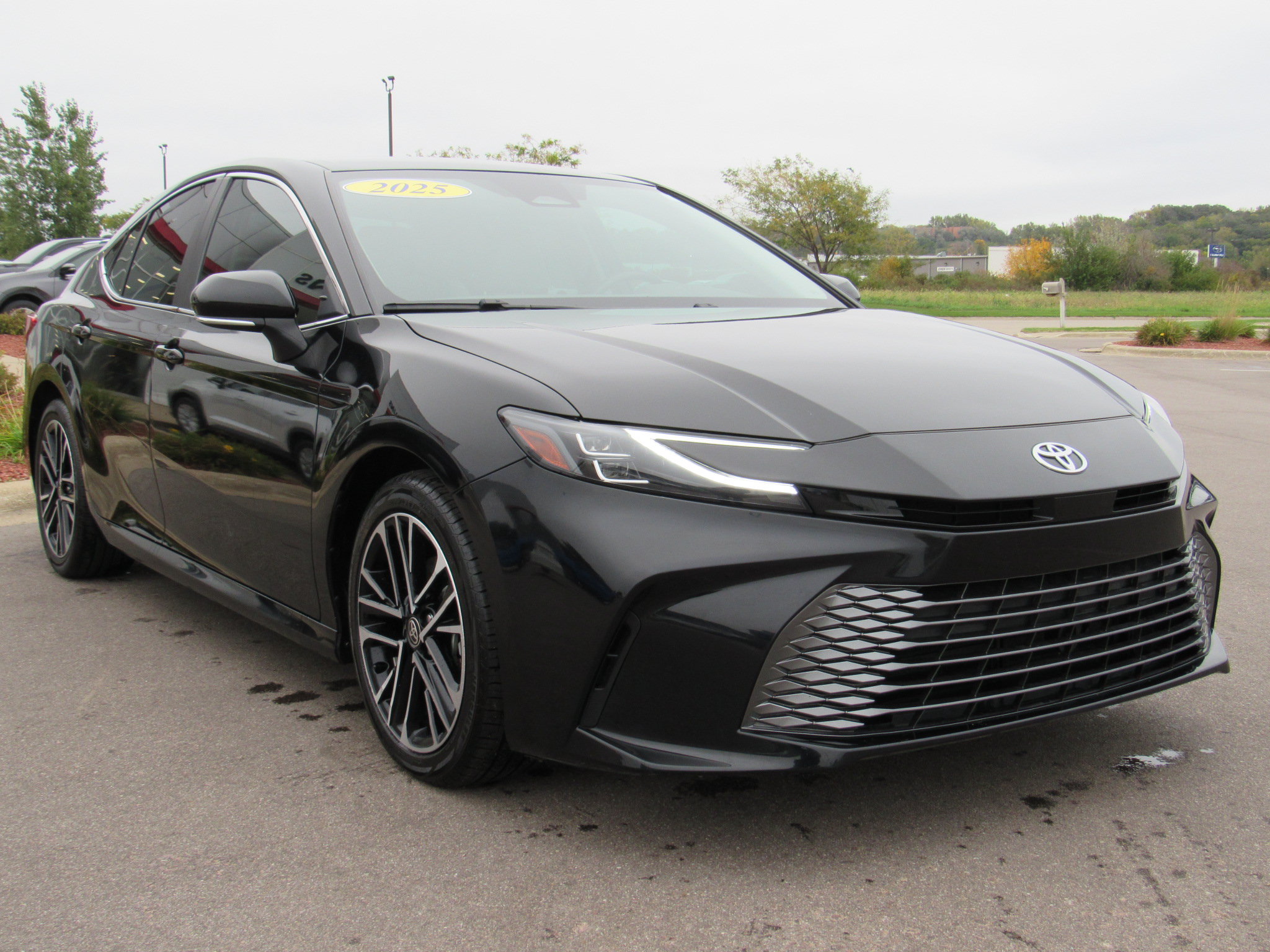Used 2025 Toyota Camry XLE FWD image 4