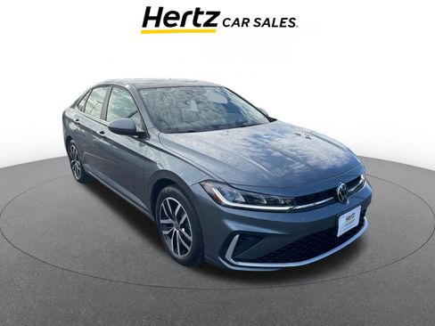 Used 2025 Volkswagen Jetta SE image 1